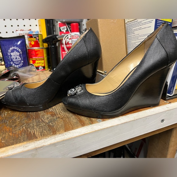 Michael Kors black wedges size 8 - Picture 3 of 4